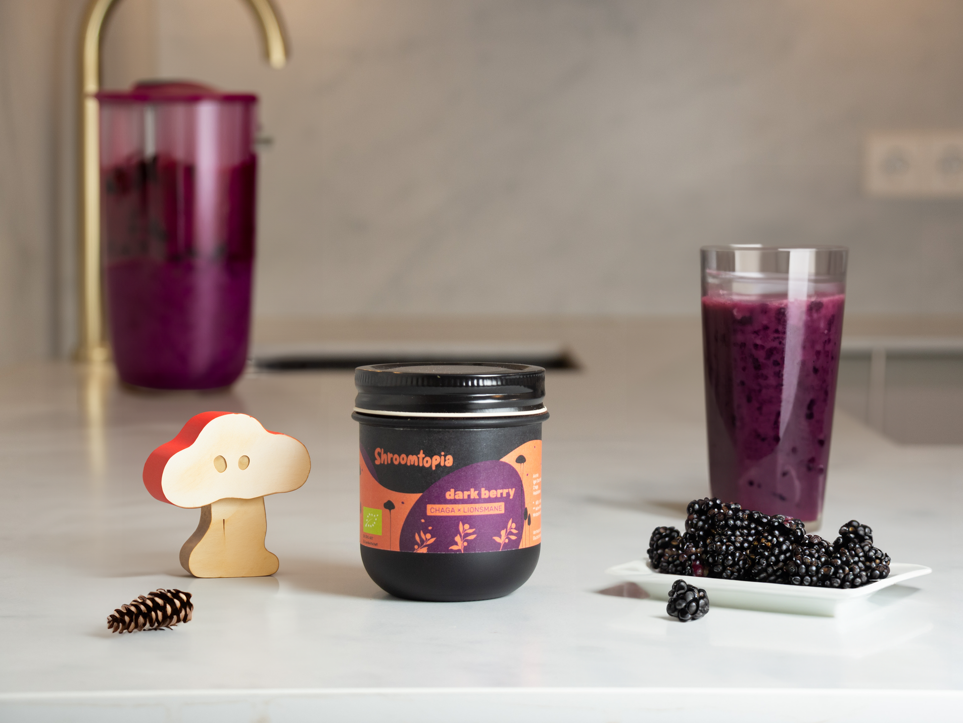 Dark Berry Bio Vitalpilz Pulver - Kitchen Shot with Smoothie